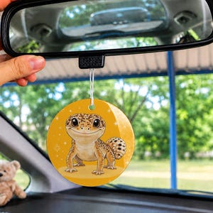 Knob-Tailed Gecko Metal Car Hanger, Hand-Drawn Storybook Gecko Rearview Mirror Charm, Reptile Animal Car Accessory