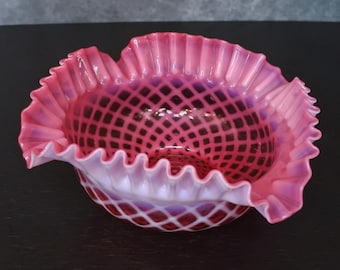 フェントン スワール オパールセント ラッフル ボウル クランベリー