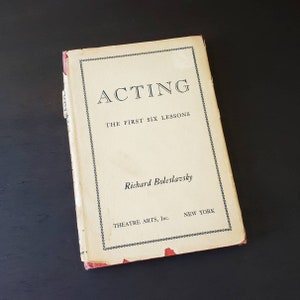Może przedstawiać: Antyczna książka zatytułowana "Acting: The First Six Lessons" autorstwa Richarda Boleslavsky'ego. Książka została wydana przez Theatre Arts, Inc. w Nowym Jorku.