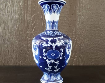 鳥と花のモチーフが特徴的な中国風磁器の花瓶。青と白。高さ 30 cm
