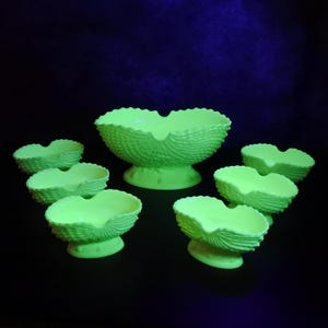 Vintage 1950s L. G. Wright Uranium Custard Glass Argonaut Shell Bowl Set