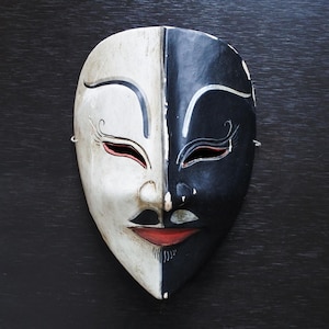 Masque de danse d'art folklorique balinais vintage en bois noir blanc suspendu au mur