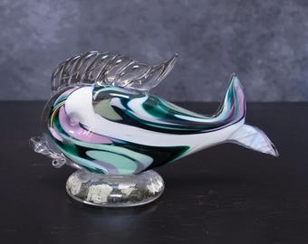 Escultura de peixe em vidro soprado à mão, estilo vintage, de um estúdio de sopro de vidro das Bermudas.