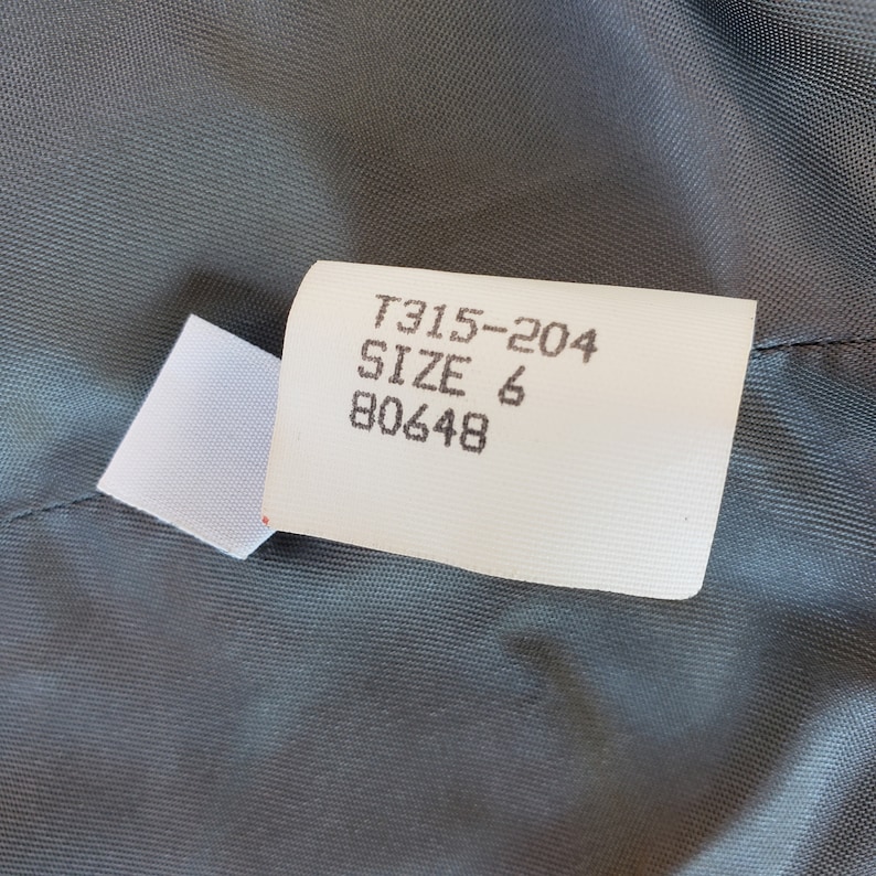 May include: White tag with black text that reads "T315-204 SIZE 6 80648".