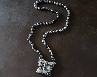 Collier 1/2 Sautoir Argenté Avec Pendentif Obsidienne Noire Floconneuse - Style Ethnique