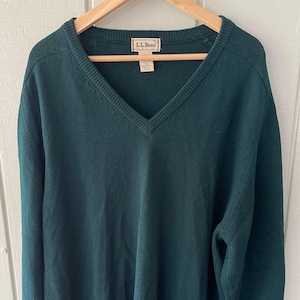 LL Bean Lambswool Solid Green V-Neck Sweater