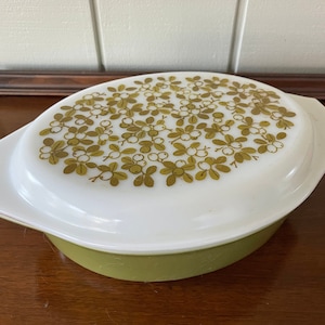 Pyrex Verde Olive Green 2.5 QT. Casserole Dish with Lid