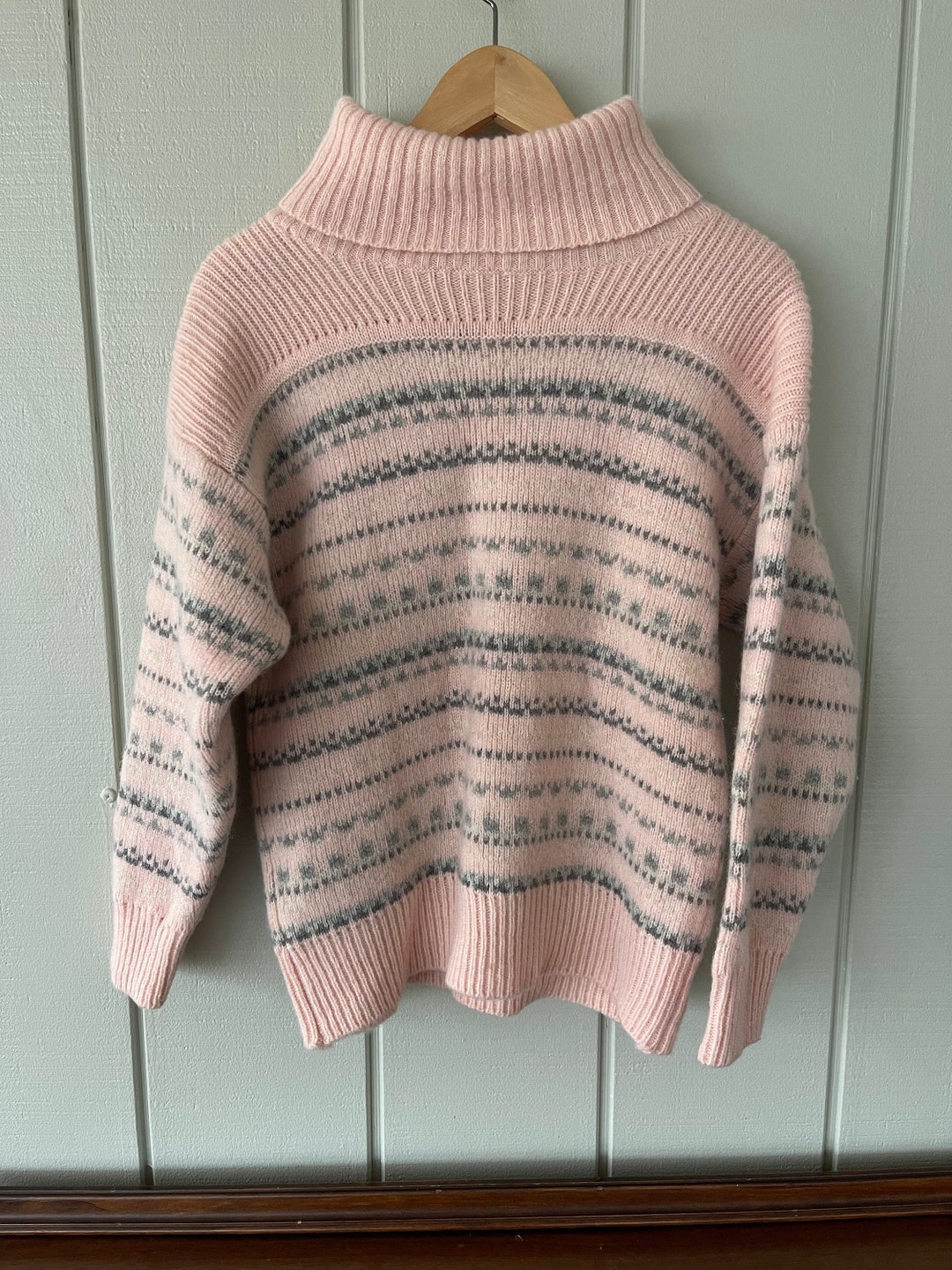 Illustrationen Pink Gestreifter Rollkragenpullover aus Wolle