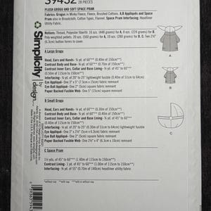 Puede incluir: Patr&oacute;n Simplicity S9432 para un Grogu de peluche y un cochecito espacial suave. Incluye requisitos de tela para Grogu y cochecito, con medidas en cm y gramos. Presenta diagramas de Grogu y cochecito.