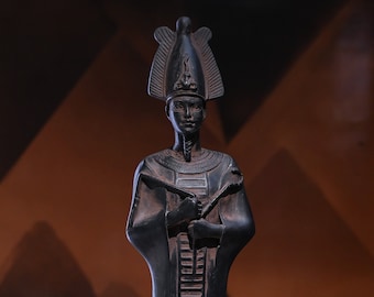 Estatua egipcia del dios Osiris, señor de los muertos hecha en Egipto