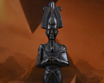 Estatua egipcia del dios Osiris, señor de la piedra muerta hecha en Egipto