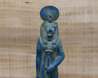 Statue der Göttin Sachmet stehend Großer massiver Stein schwerer alter Ägypten-Altar, hergestellt in Ägypten