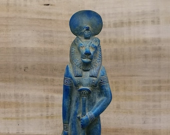 Statue der Göttin Sachmet stehend Großer massiver Stein schwerer alter Ägypten-Altar, hergestellt in Ägypten