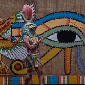 Ägyptische Statue des Sonnengottes Ra Harachte, bekrönt mit einer Sonnenscheibe aus Ägypten
