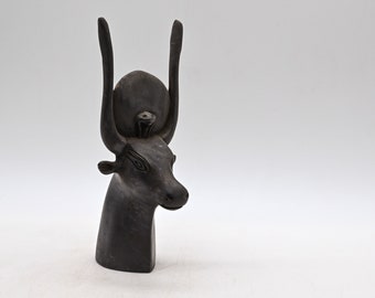 Cabeza única de la diosa egipcia antigua Hathor hecha en Egipto