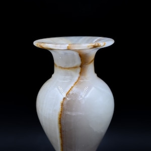 Handmade Alabaster Vase: Egyptian Home Decor