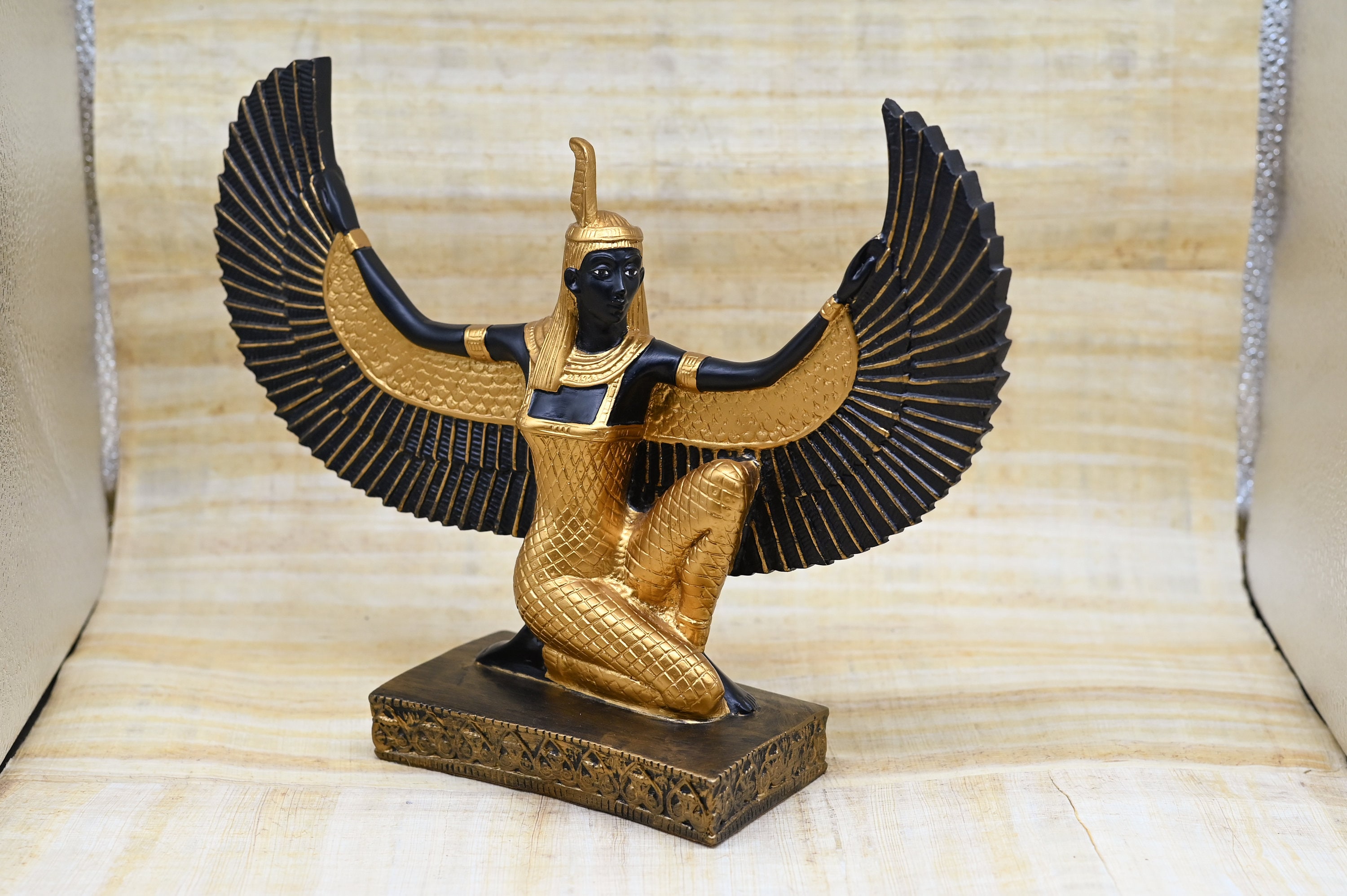 エジプトの女神マアト 翼を開いた大きな像 金と黒 エジプト製 - Etsy 日本
