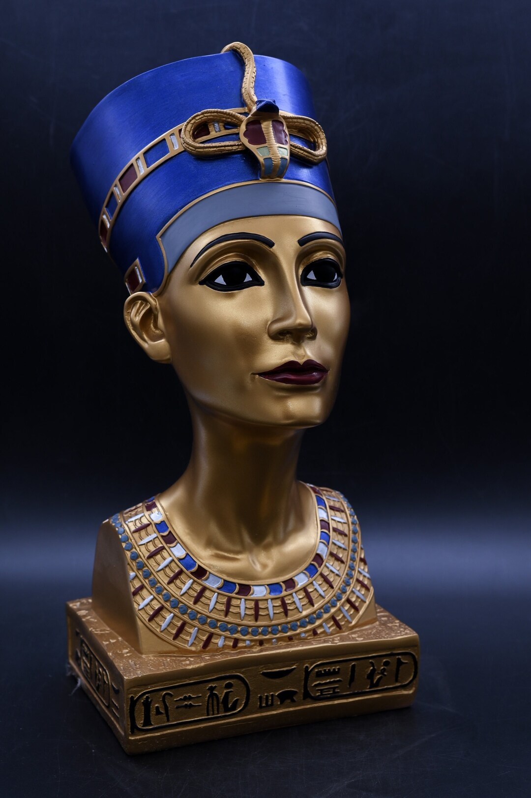 ネフェルティティ像：エジプト美術の女王の胸像、大きな手描きの金色と