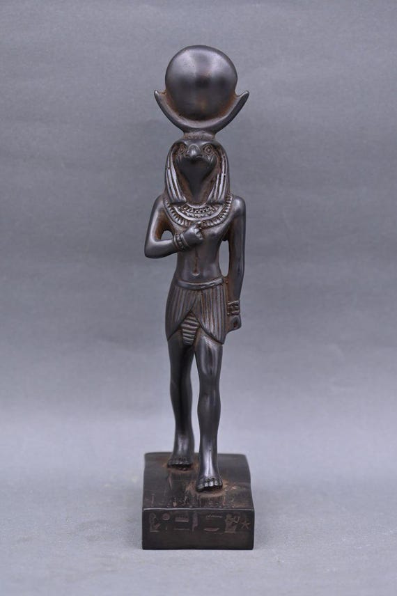 エジプトで作られた太陽の円盤を戴冠した古代エジプトの太陽神ラー 