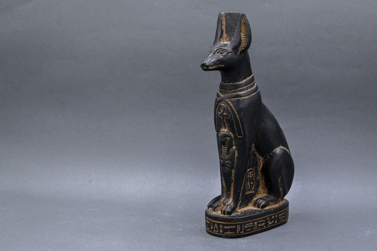 Estatua del dios egipcio Anubis, dios de la muerte con cabeza de chacal negro, estatua pesada, arte egipcio hecho en Egipto