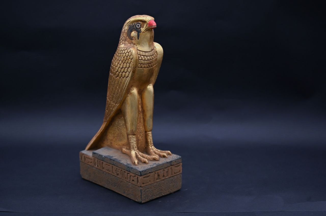 ユニークな彫像 ファルコン 鳥 頭 神 ホルス 金箔 重厚 石