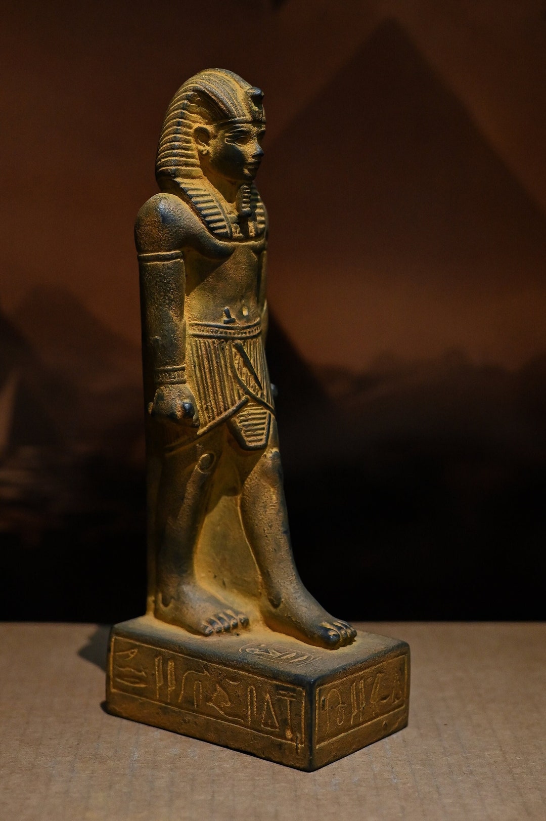 Statua unica dell'arte egizia Faraone re Tutankhamon pietra