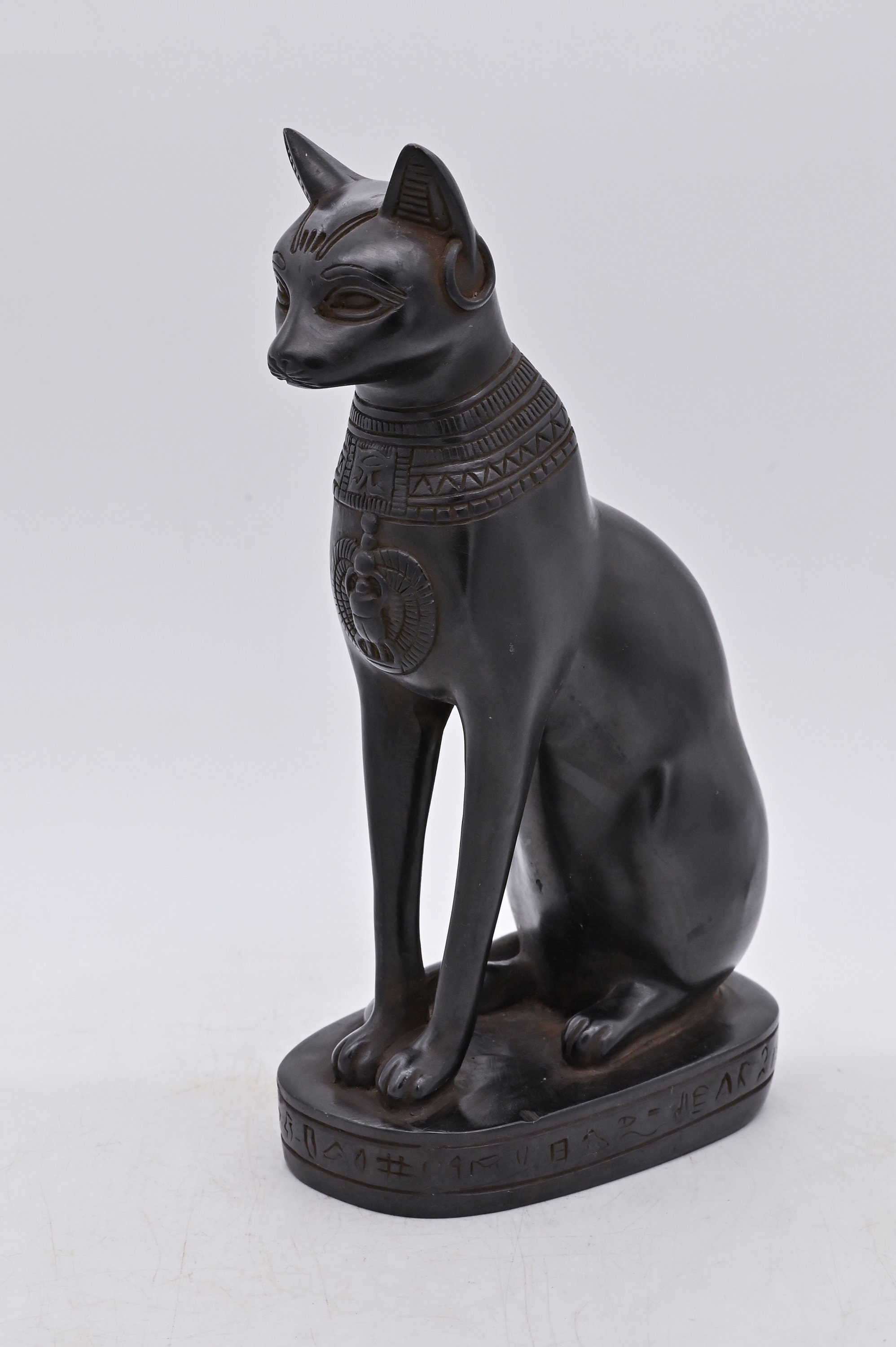Un des plus beaux chats égyptiens connus : une rare sculpture de la déesse  Bastet adjugée plus d'1 million d'euros