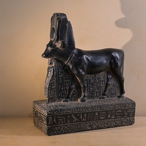 Unique Statue of Hathor Protecting Psamtik This schist statue depicts Psammetik standing in a posture of prayer heavy stone made in egypt