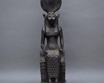 エジプト製のセクメト女神の座像の黒い置物