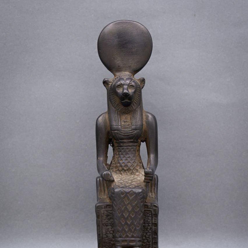 Estatua única de la diosa Sekhmet sentada. Figura negra fabricada en Egipto.