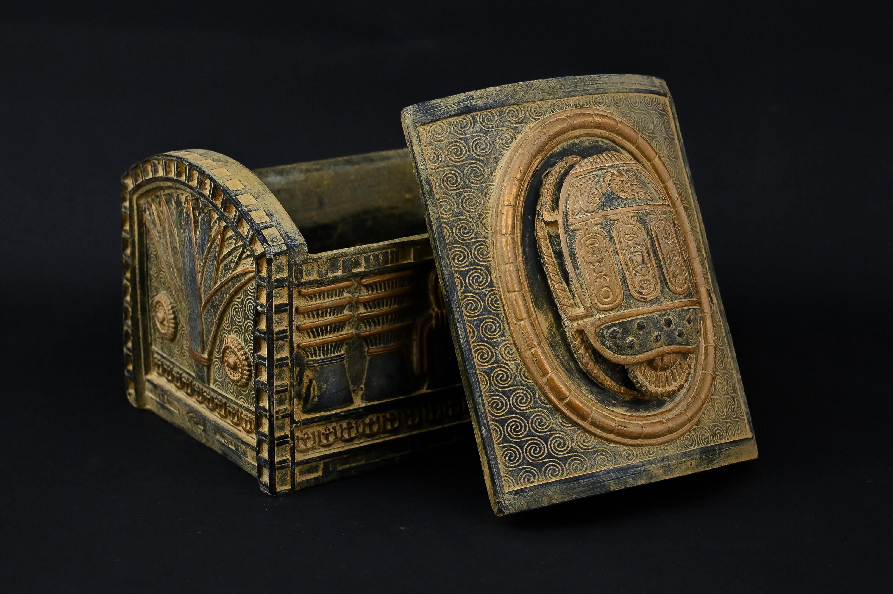 西*人様 古代エジプト　石彫り　スカラベ　箱付き　R76-1 天然石で作られたエジプトの箱。上部には大きなエジプトの
