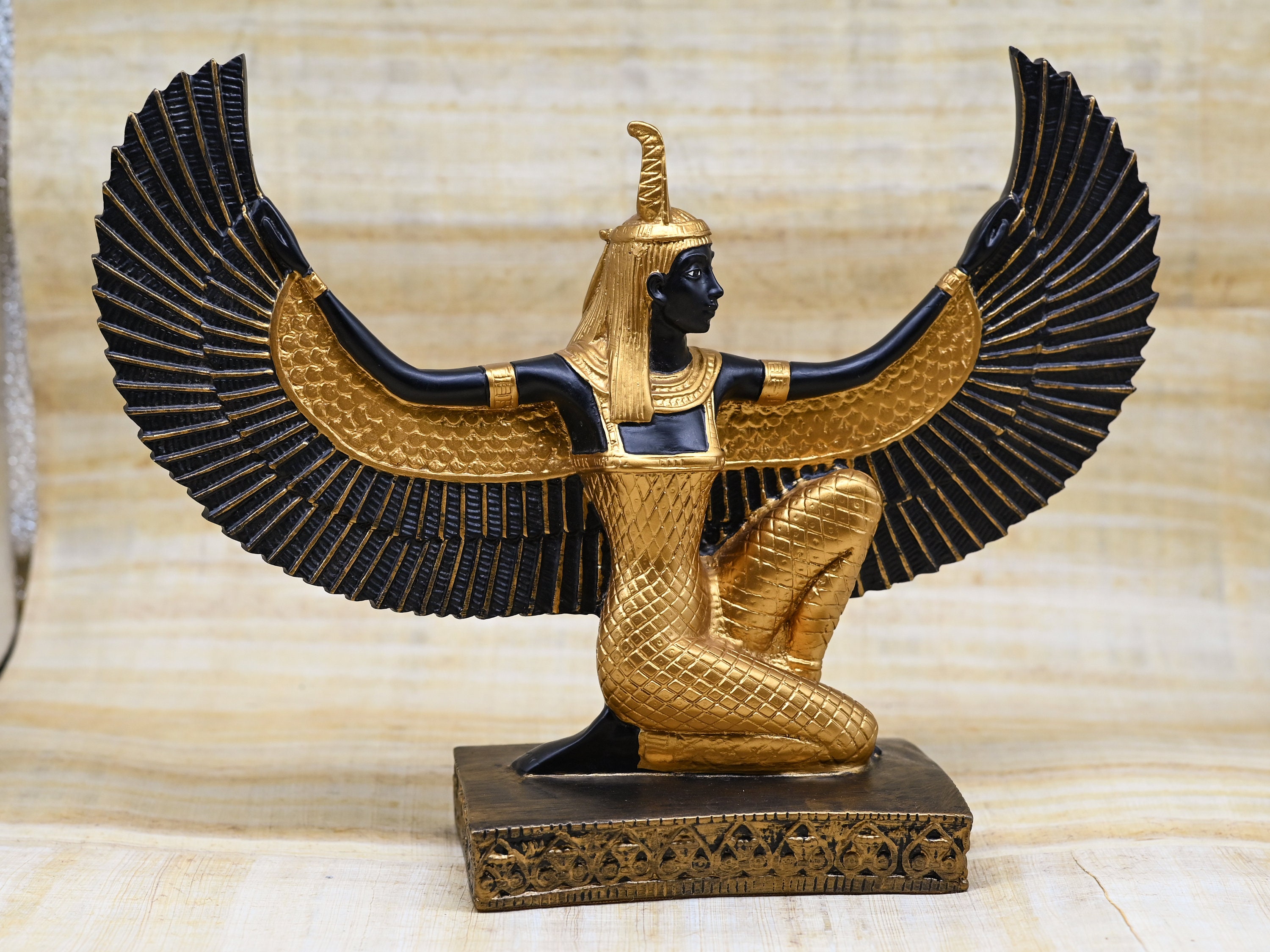 エジプト神話 女神マアト 彫刻 エジプトの女神マアト 翼を開いた大きな像 金と黒 エジプト製