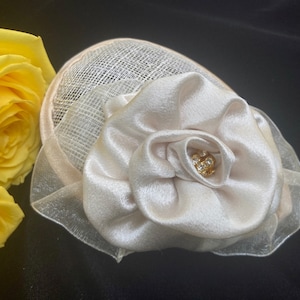 Woman&#39;s Kippah - Fascinator - Ivory - Bride, Wedding - Shabbat, Yom Kippur, High Holiday- Yarmulke for Women - Head Covering