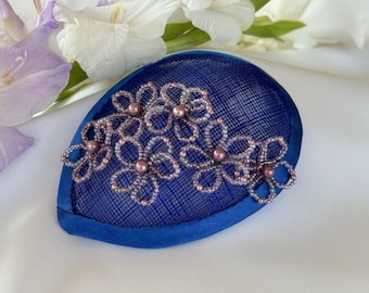 Dameskeppeltje - Fascinator - koninklijk, kobalt, blauw - kralenbloemen - handgemaakt - keppeltje voor dames - alternatief, uniek - hoofdbedekking