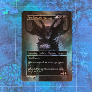 Puede incluir: Una carta de Magic: The Gathering en blanco y negro con Sheoldred, the Apocalypse, una criatura Phyrexian Praetor con toque mortal. El texto de la carta dice "Siempre que robas una carta, ganas 2 vidas. Siempre que un oponente roba una carta, pierde 2 vidas."