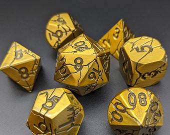 Pęknięte antyczne złote metalowe kostki wielościenne - kostki D&D - kostki TTRPG - kostki metalowe