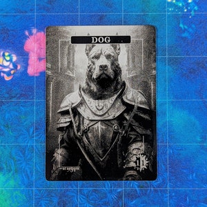 Può includere: Un'illustrazione in bianco e nero di un cane che indossa un'armatura. Il cane indossa un elmo e ha un'espressione seria sul viso. La carta è intitolata "DOG" e ha il numero "11" nell'angolo in basso a destra.