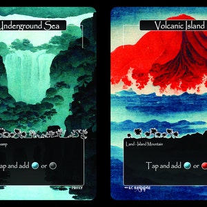 K&ouml;nnte beinhalten: Zwei Fantasy-Art-Karten. Eine zeigt einen Wasserfall in einer gr&uuml;nen Landschaft mit der Aufschrift "Underground Sea". Die andere zeigt einen roten Vulkan &uuml;ber blauem Wasser mit der Aufschrift "Volcanic Island". Beide Karten haben Text unten.