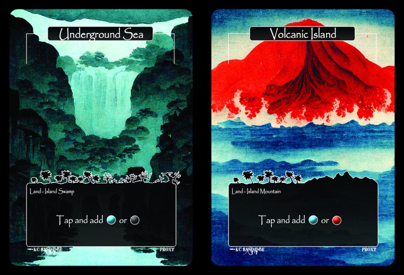 K&ouml;nnte beinhalten: Zwei Fantasy-Art-Karten. Eine zeigt einen Wasserfall in einer gr&uuml;nen Landschaft mit der Aufschrift "Underground Sea". Die andere zeigt einen roten Vulkan &uuml;ber blauem Wasser mit der Aufschrift "Volcanic Island". Beide Karten haben Text unten.