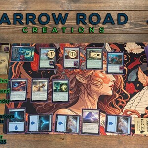 Puede incluir: Un primer plano de un tapete de juego personalizado que presenta el rostro de una mujer con un fondo floral. El tapete de juego est&aacute; dise&ntilde;ado para juegos de Magic: The Gathering e incluye una zona de comando, una zona de ca&iacute;da de tierra y m&uacute;ltiples ranuras para cartas. El tapete de juego est&aacute; hecho por Arrow Road Creations.