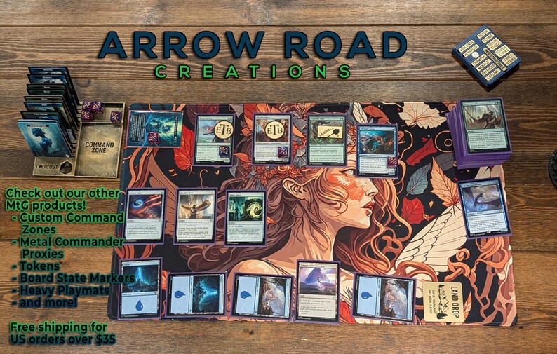 Puede incluir: Un primer plano de un tapete de juego personalizado que presenta el rostro de una mujer con un fondo floral. El tapete de juego est&aacute; dise&ntilde;ado para juegos de Magic: The Gathering e incluye una zona de comando, una zona de ca&iacute;da de tierra y m&uacute;ltiples ranuras para cartas. El tapete de juego est&aacute; hecho por Arrow Road Creations.