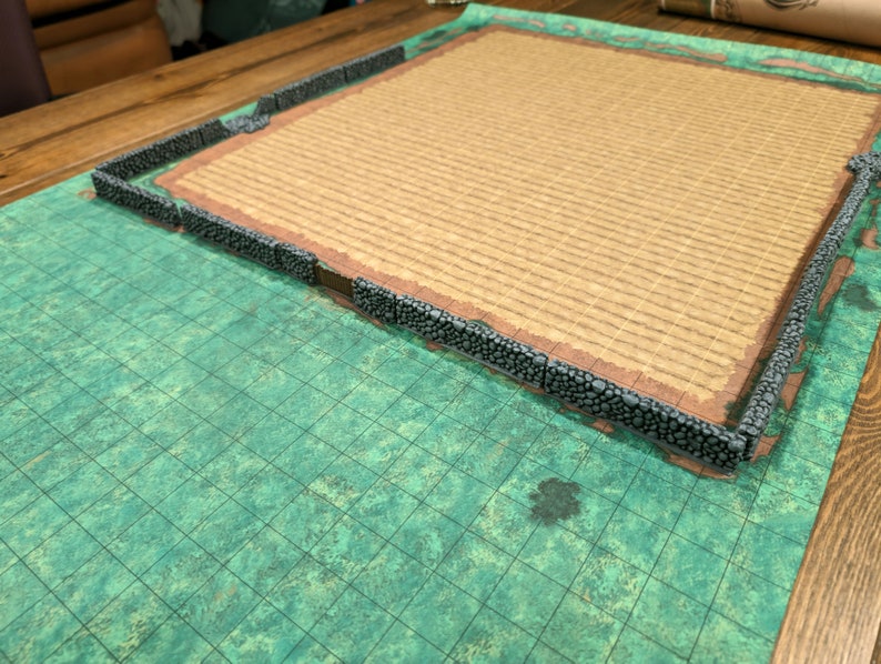 Puede incluir: Un conjunto de terreno para juegos de rol de mesa. El conjunto incluye un mapa de cuadr&iacute;cula verde, un campo marr&oacute;n y un muro de piedra gris. El terreno est&aacute; dise&ntilde;ado para juegos de mesa y wargames en miniatura.