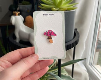 Mushroom Needle Minder: accesorio magnético para bordado en punto de cruz