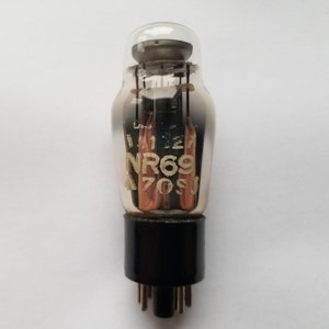 Op de afbeelding: Een glazen vacuümbuis met een zwarte basis en een wit label met de tekst "NR69 70S".