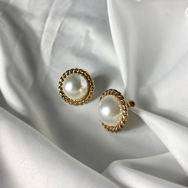 MARMELO / Classic Gold Rim Big Pearl Clip on earrings / Vintage mood Non Pierced Clip on earrings with Gift box