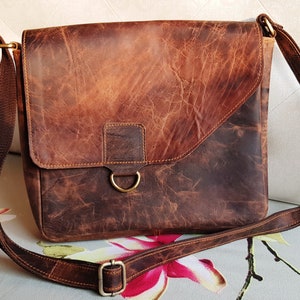 Brown minimalist leather purse with adjustable strap
