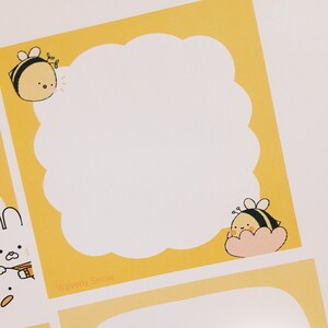 Op de afbeelding: Een gele notitiekaart met een witte, wolkvormige ruimte om op te schrijven. De kaart heeft aan elke kant een schattige cartoon-bij. De tekst "Waverly Snow" staat op de kaart gedrukt.