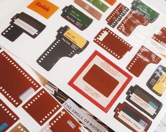Może przedstawiać: Zbiór naklejek z rolkami filmu w stylu vintage z brązowymi i białymi obramowaniami. Naklejki zawierają tekst "Kodak", "Pro Film 2022", "Waverly Snow" i "The Smell of Books".