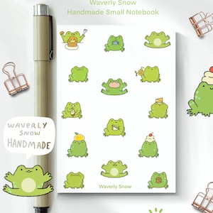 Puede incluir: Una hoja de papel blanca con 16 ilustraciones de ranas verdes. Cada rana tiene una expresión diferente y sostiene un objeto diferente, como una taza de café, una porción de pastel o una fruta. El texto "Waverly Snow Handmade Small Notebook" está en la parte superior de la hoja, y el texto "Waverly Snow" está en la parte inferior.