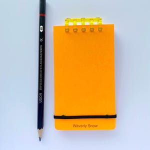 Variedade de cores. Caderno de bolso. Feito à mão. Caderno pequeno e exclusivo. Bolso interno pequeno. Pautado/ Pontilhado/ Grade/ Em branco.
